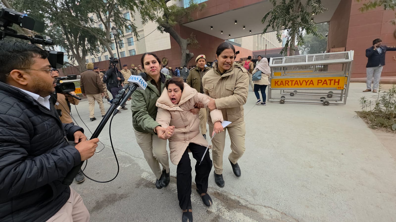 ইডি তল্লাশির প্রতিবাদে দিল্লিতে ধুন্ধুমার: স্বরাষ্ট্রমন্ত্রকের সামনে তৃণমূলের ধর্না, আটক মহুয়া-ডেরেকরা