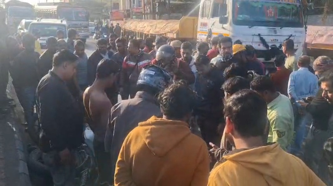 সগড়ভাঙ্গা বিডিও অফিস মোড়ে পথদুর্ঘটনা: টেলারের ধাক্কায় আশঙ্কাজনক বাইক আরোহী