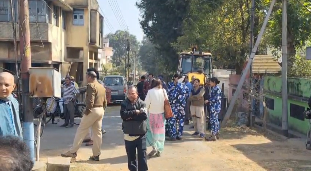 দুর্গাপুরে পুরসভার কড়া দাওয়াই: অমরাবতী কলোনিতে চলল বুলডোজার