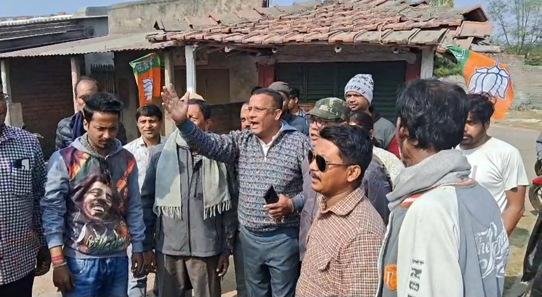 বিধানসভা নির্বাচনের মুখে উত্তপ্ত দুর্গাপুর: তৃণমূলের পতাকা নর্দমায় ফেলার অভিযোগ ঘিরে ধুন্ধুমার