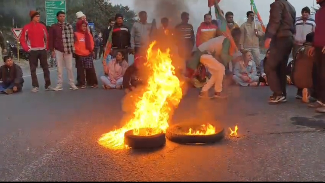শুভেন্দুকে হেনস্তার প্রতিবাদে, দুর্গাপুরে জাতীয় সড়ক অবরোধ বিজেপির