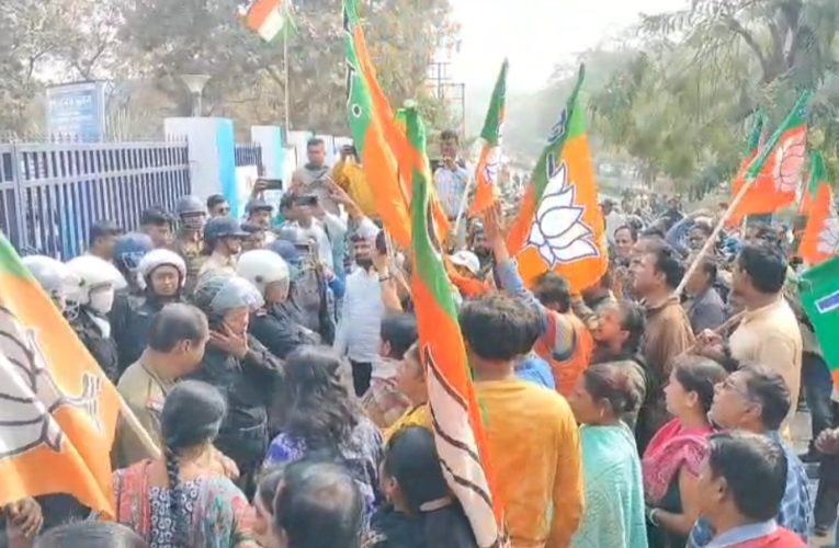 পশ্চিমবঙ্গে ফর্ম ৭ জমা নিয়ে রক্তাক্ত বিক্ষোভ: আগুন-ধোঁয়ায় ঢাকা গেল ভোটার তালিকা সংশোধন