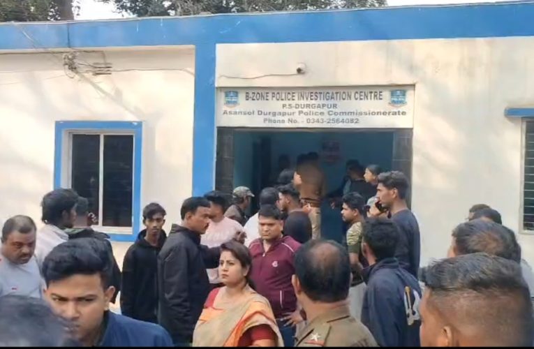 দুর্গাপুরে ইভটিজিং অভিযোগ ঘিরে তৃণমূল–বিজেপি মুখোমুখি, উত্তেজনা বি-জোনে