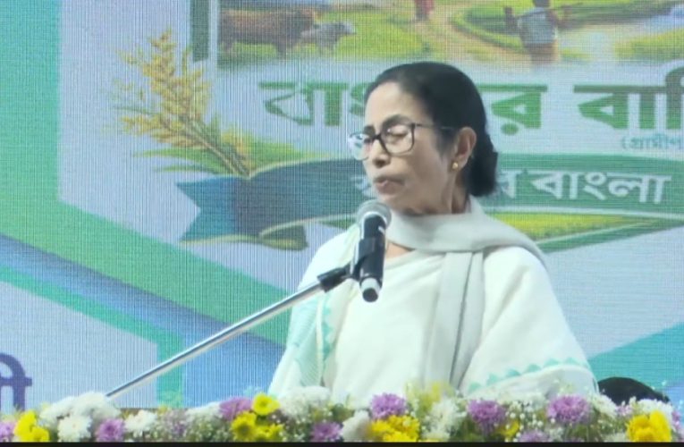 ‘সিঙ্গুর থেকেই জয় শুরু, একচুল জমি ছাড়ব না’, কেন্দ্রকে হুঁশিয়ারি মমতার