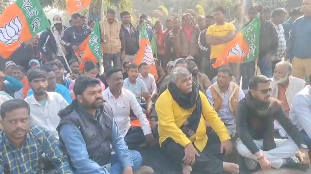 সাত নম্বর ফর্ম জমা না নেওয়ার অভিযোগে দুর্গাপুরে বিজেপির বিক্ষোভ, তৃণমূলের পাল্টা কটাক্ষ