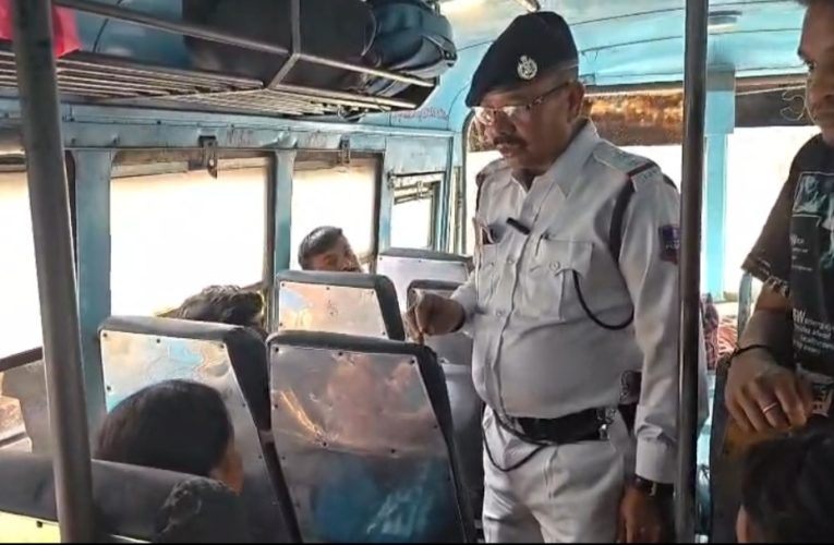 নারী সুরক্ষায় বাসে বাসে ট্রাফিক পুলিশের সচেতনতা অভিযান