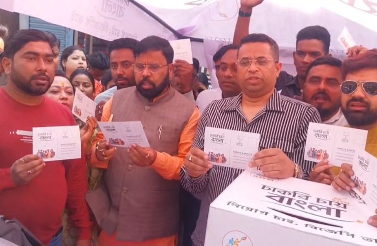 চাকরির দাবিতে পোস্টকার্ড অভিযান, বেনাচিতি বাজারে বিজেপি যুব মোর্চার কর্মসূচি