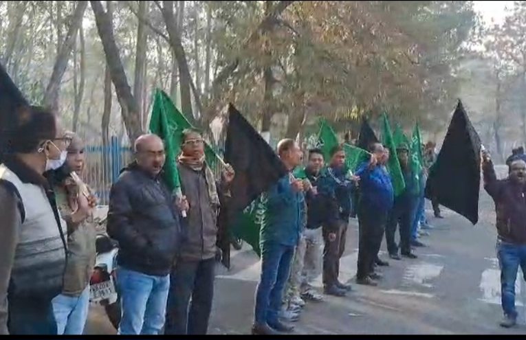 দেশব্যাপী শিল্প ধর্মঘটের প্রভাব দুর্গাপুরে, ইস্পাত কারখানার গেটে বিক্ষোভ