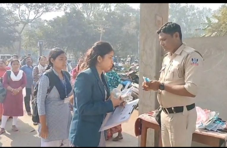 দুর্গাপুরে ফুল ও কলমে বরণ: উৎসবের মেজাজে শুরু উচ্চমাধ্যমিক