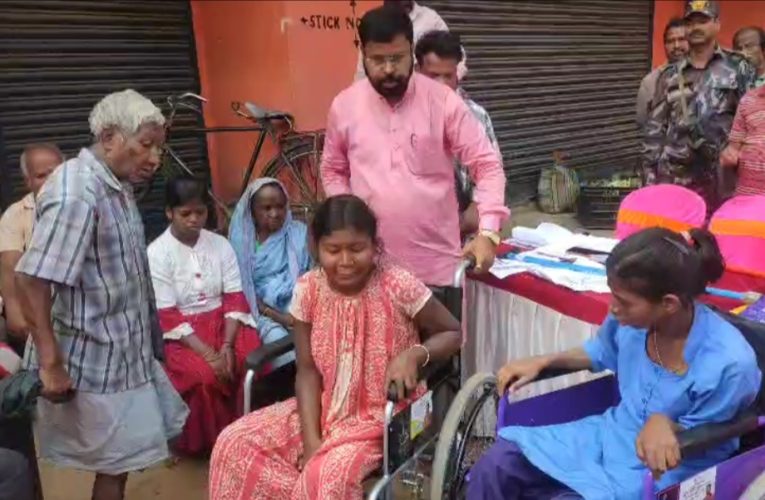 দুর্গাপুরে কেন্দ্রীয় সরকারের সামাজিক অধিকার শিবির, প্রবীণদের সহায়ক যন্ত্র বিতরণ