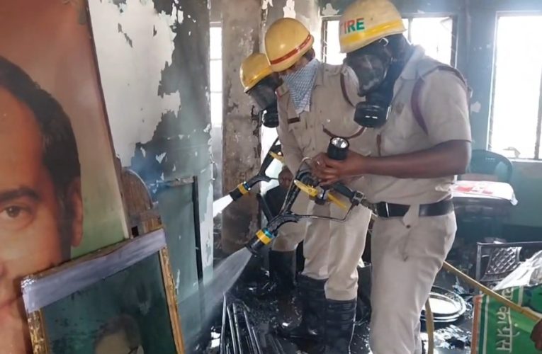 দুর্গাপুরে জাতীয় কংগ্রেসের কার্যালয়ে ভয়াবহ অগ্নিকাণ্ড, ভস্মীভূত দলীয় পতাকা ও নথিপত্র