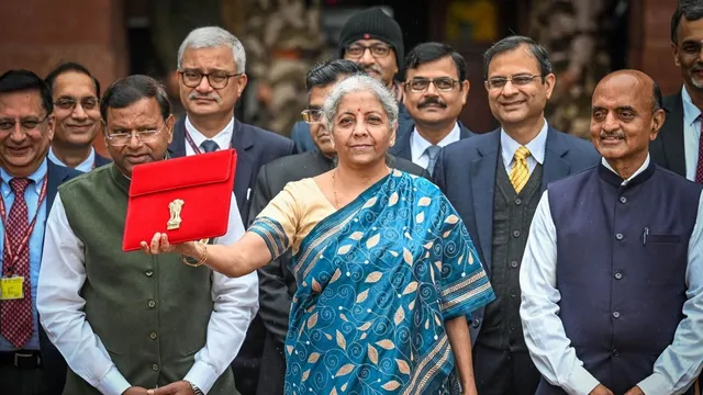 সস্তা হচ্ছে জুতো, পোশাক ও ক্যানসারের ওষুধ; মধ্যবিত্তের পকেটে স্বস্তির ইঙ্গিত নির্মলার