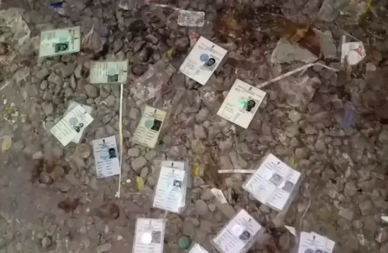 রানিগঞ্জে আবর্জনার স্তূপে মিলল গুচ্ছ গুচ্ছ ভোটার কার্ড, চাঞ্চল্য শিল্পাঞ্চলে