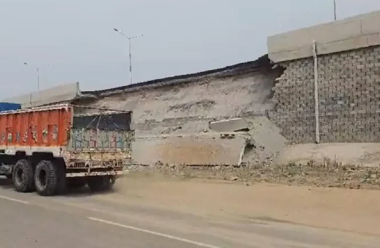 নির্মাণের ১০ মাসেই বিপত্তি! মেমারিতে ধসে পড়ল ১৯ নম্বর জাতীয় সড়কের সাইড ওয়াল