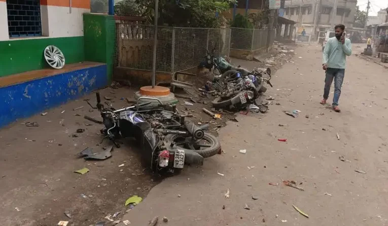 কয়লা চুরিতে বাধা: জামুড়িয়ায় তৃণমূল কার্যালয়ে দুষ্কৃতী তাণ্ডব, আক্রান্ত অঞ্চল সম্পাদকসহ ৭