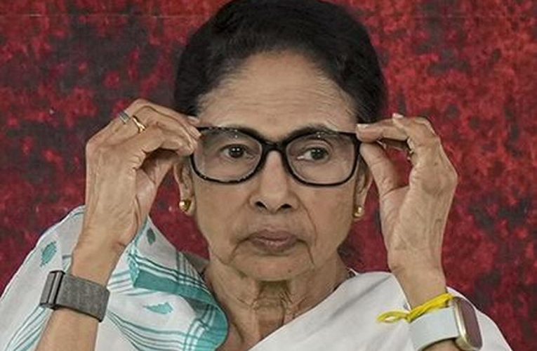 ১ এপ্রিল নয়, আজ থেকেই মিলবে ‘যুবসাথী’র টাকা! ধরনা মঞ্চ থেকে মাস্টারস্ট্রোক মমতার