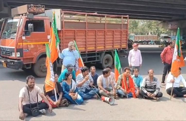 দুর্গাপুরে তুঙ্গে রাজনৈতিক পারদ: মোদির পোস্টার ছেঁড়াকে কেন্দ্র করে বিজেপি-তৃণমূল উত্তেজনা
