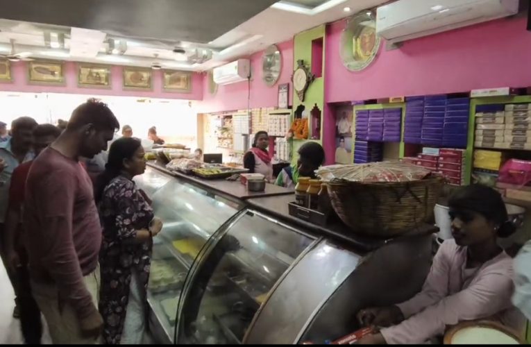 দুর্গাপুরে নামী মিষ্টির দোকানের খাবারে জ্যান্ত পোকা! ধোকলা খেয়ে অসুস্থ ক্রেতা, তুঙ্গে উত্তেজনা