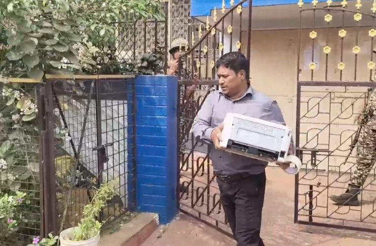 সাড়ে পাঁচ ঘণ্টার টানটান তল্লাশি, পুলিশ আধিকারিকের বাড়ি থেকে ‘প্রিন্টার’ হাতে বেরোলেন ইডি আধিকারিকরা!