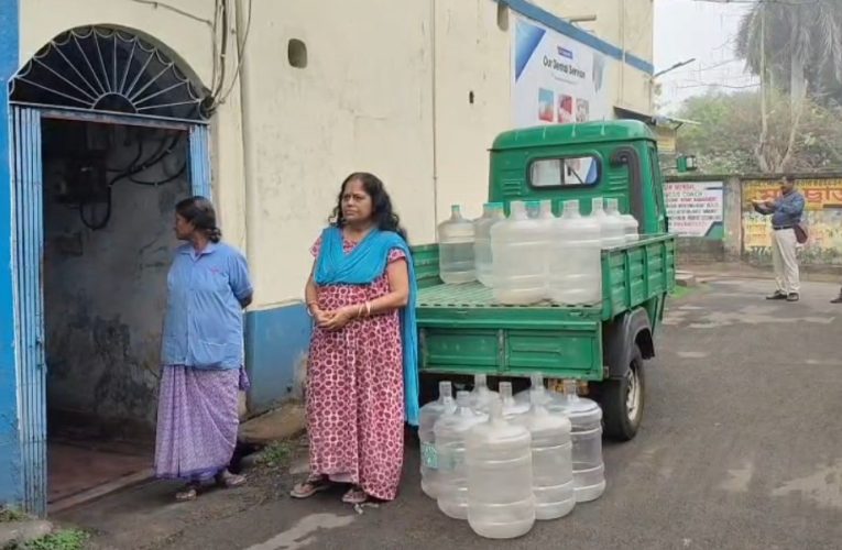 ট্যাপ খুললেই হাহাকার! দুর্গাপুরে ২০ দিন ধরে চরম জলসংকট, পাইপলাইন বিপর্যয়ে নাজেহাল বাসিন্দারা