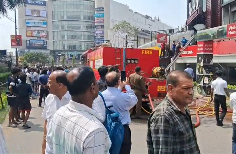 নাম ঘোষণা হতেই ‘বিধি বাম’! দুর্গাপুরে তৃণমূল প্রার্থীর রেস্তোরাঁয় অগ্নিকাণ্ড, চাঞ্চল্য সিটি সেন্টারে