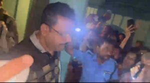 তপ্ত তানসেন: গভীর রাতে ব্লক সভাপতিকে ঘিরে বিজেপি বিক্ষোভ, আদালতে জুতো উঁচিয়ে ‘চোর’ স্লোগান