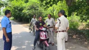 হেলমেটহীন বাইক থেকে অটোয় অতিরিক্ত যাত্রী, দুর্গাপুরে ট্রাফিক শাসনে কড়া পুলিশ
